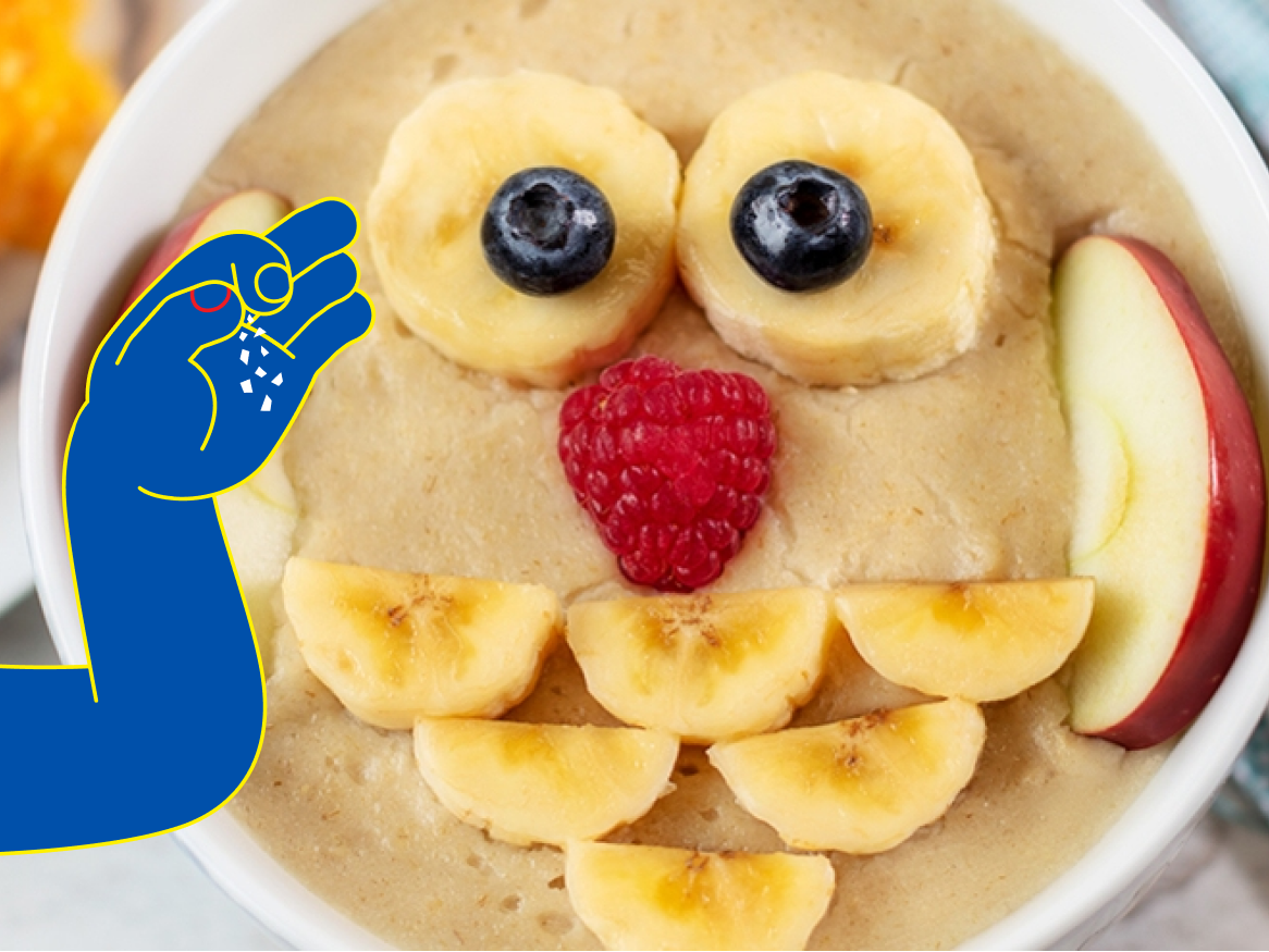 Mingau de aveia com banana, mirtilos e maçã.