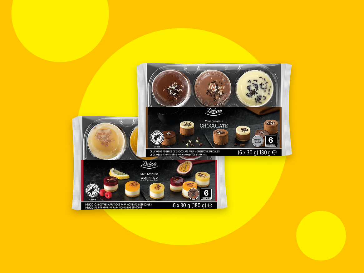 Duas embalagens de mini bavarois, uma de chocolate e outra de frutas, sobre um fundo amarelo.