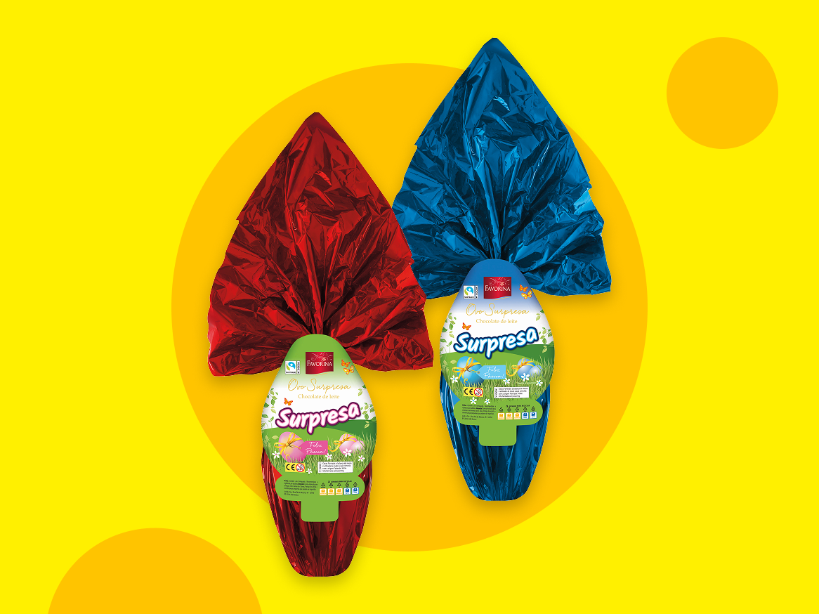 Dois ovos de Páscoa surpresa de chocolate de leite, um vermelho e um azul, com a palavra 'Surpresa' em destaque.