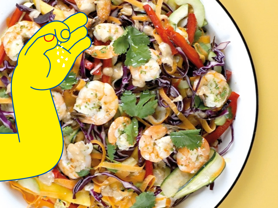 Salada de camarão com macarrão, legumes e ervas.