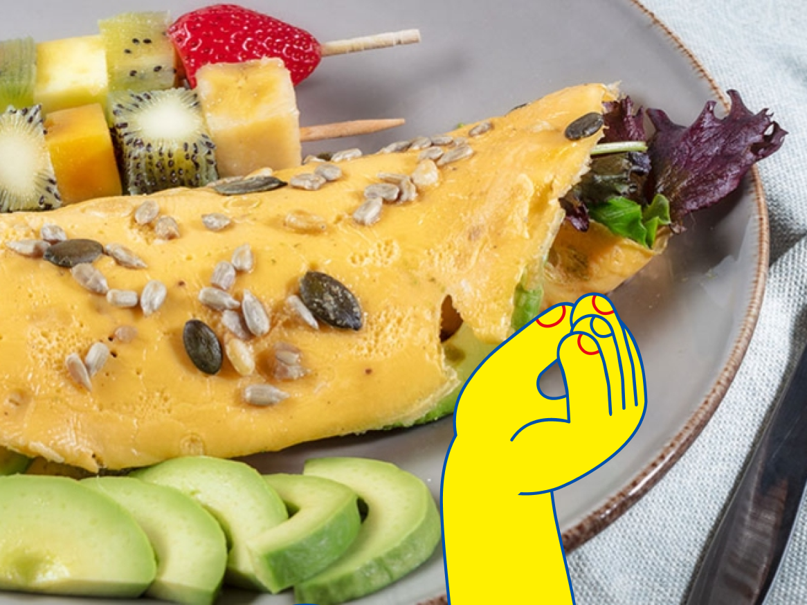 Omelete com abacate e frutas em espetos.