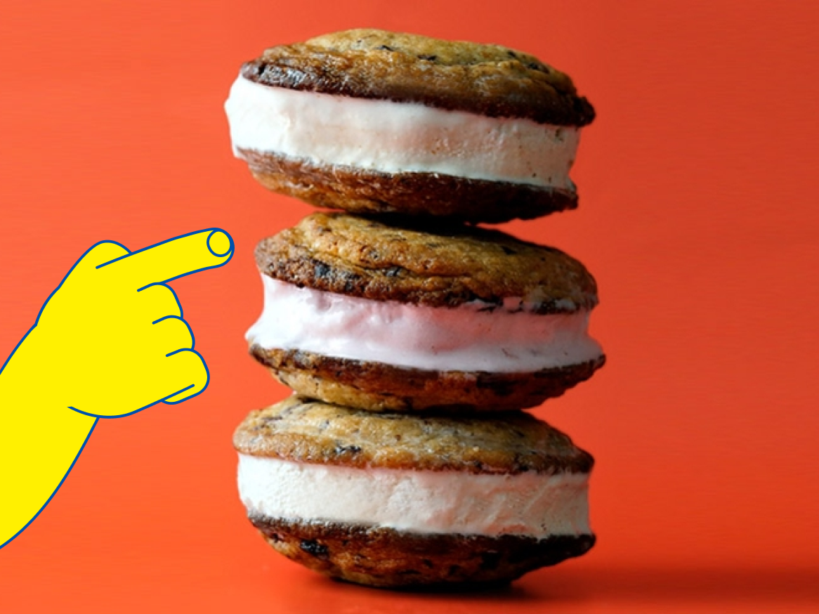 Três sanduíches de biscoito com sorvete.