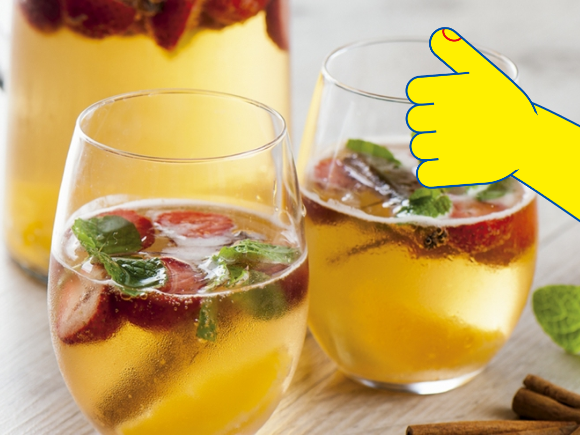 Bebidas de morango e hortelã em taças de vinho.