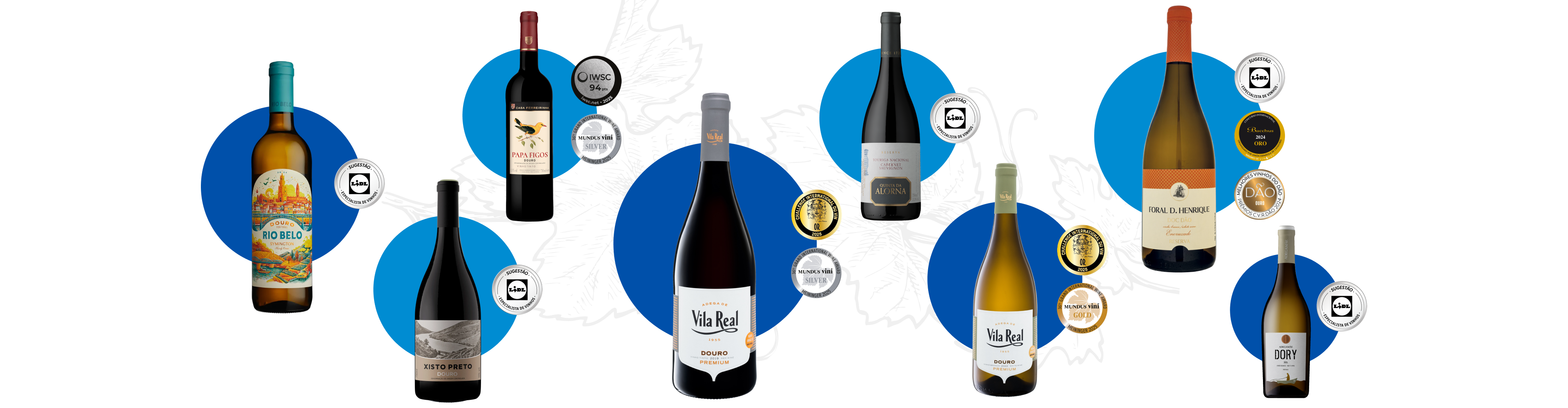 Uma variedade de garrafas de vinho tinto e branco com rótulos coloridos e prémios, sobre um fundo escuro com folhas de videira.