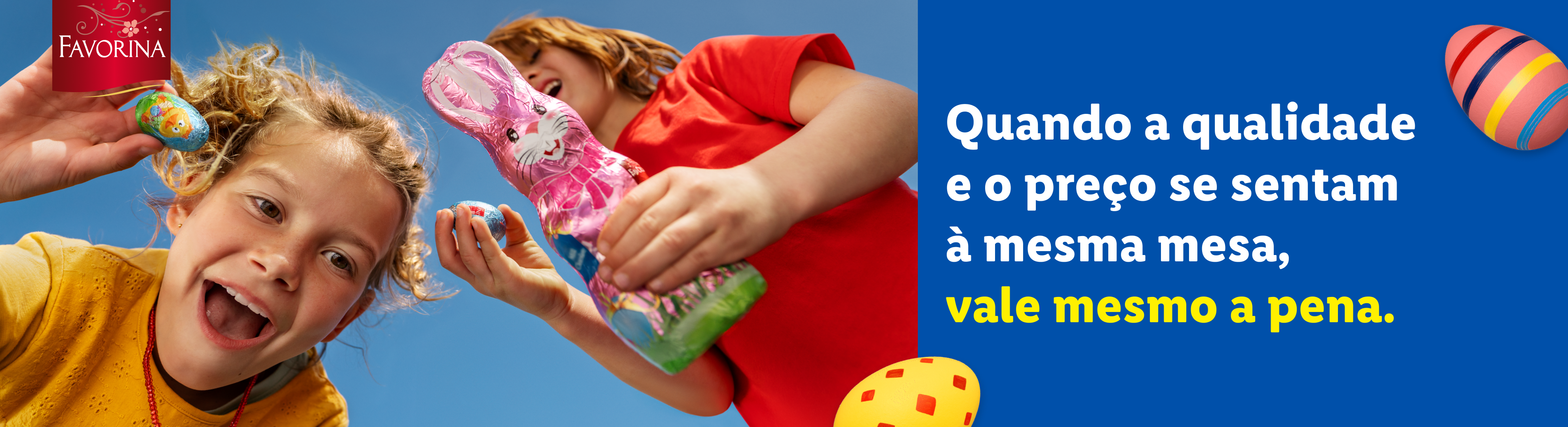 Duas crianças felizes com ovos de Páscoa e um coelho de chocolate. Texto: 'Quando a qualidade e o preço se sentam à mesma mesa, vale mesmo a pena.'