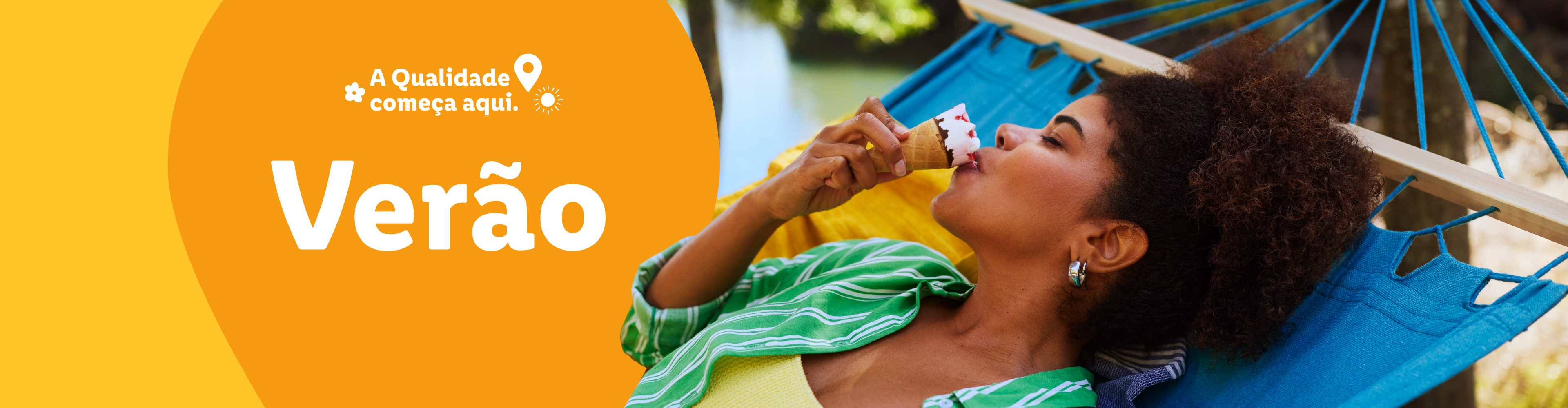 Uma mulher descontrai numa rede, a saborear um gelado num dia de verão solarengo.