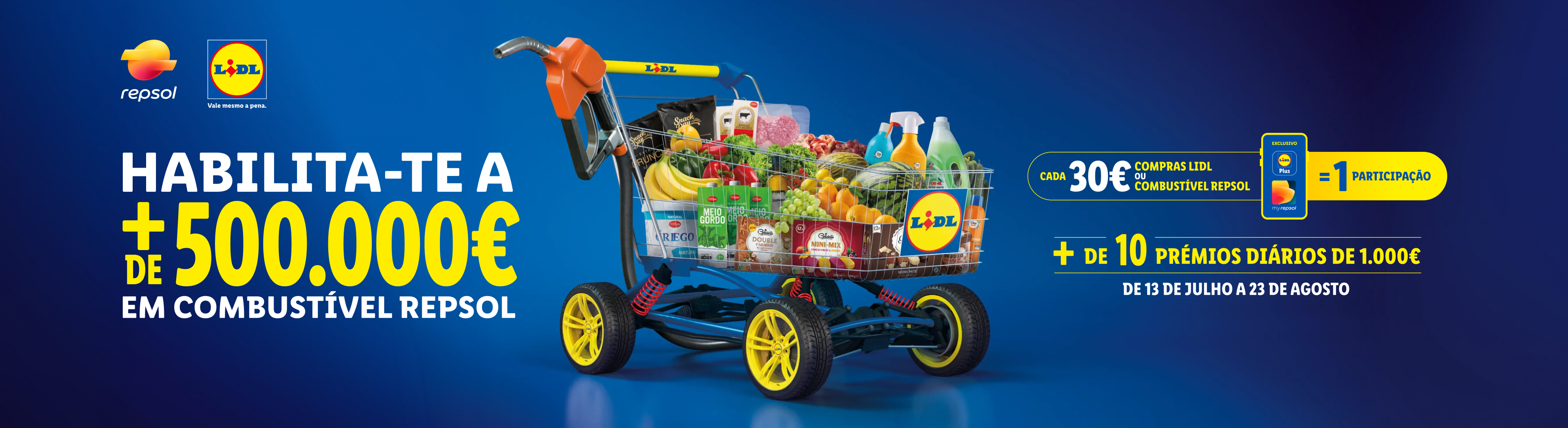 Carrinho de compras com frutas, legumes e produtos de mercearia, com um bico de combustível.