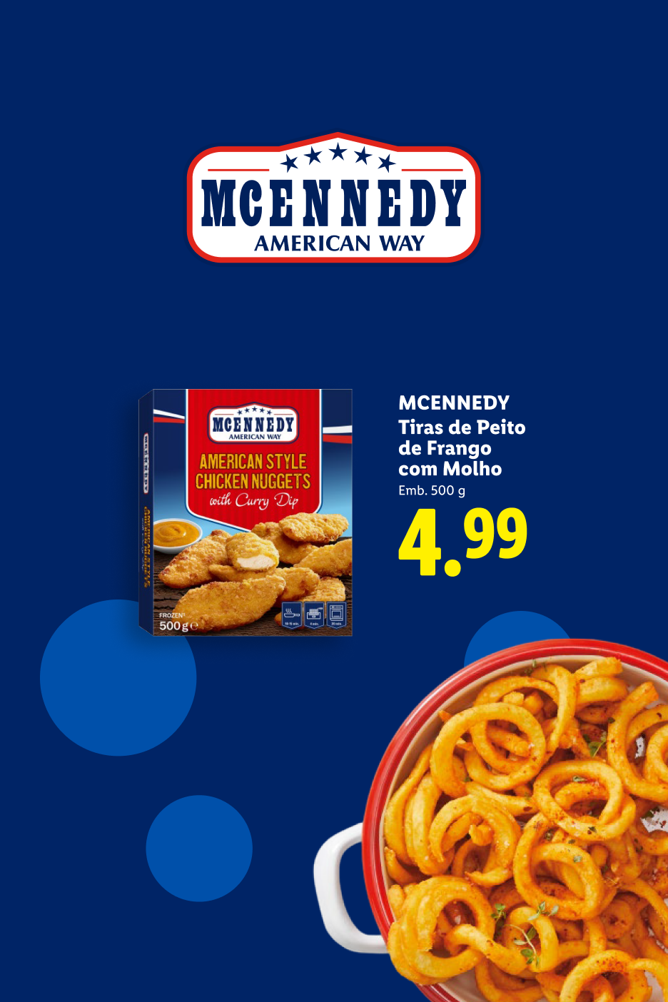 Nuggets de frango estilo americano com molho de caril e batatas fritas encaracoladas.