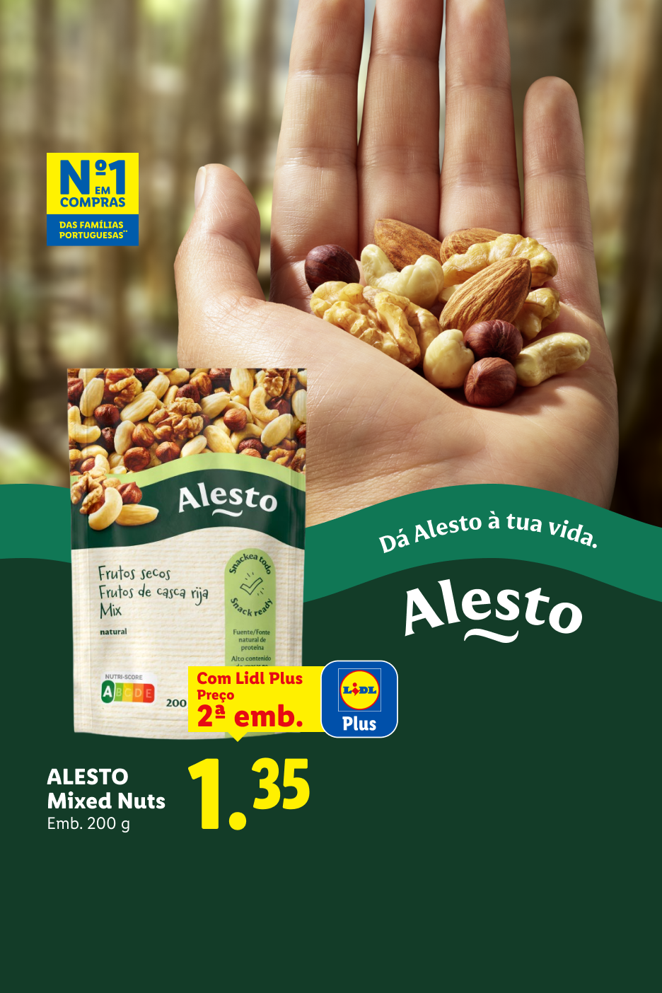 Mão a segurar frutos secos variados, com embalagem de mistura de frutos secos e preço de 1,35€.