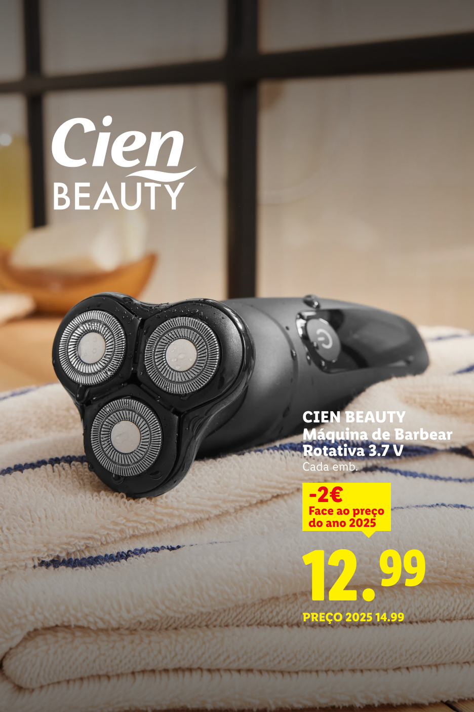 Máquina de barbear rotativa preta com desconto de 2€, agora 12.99€, sobre uma toalha.