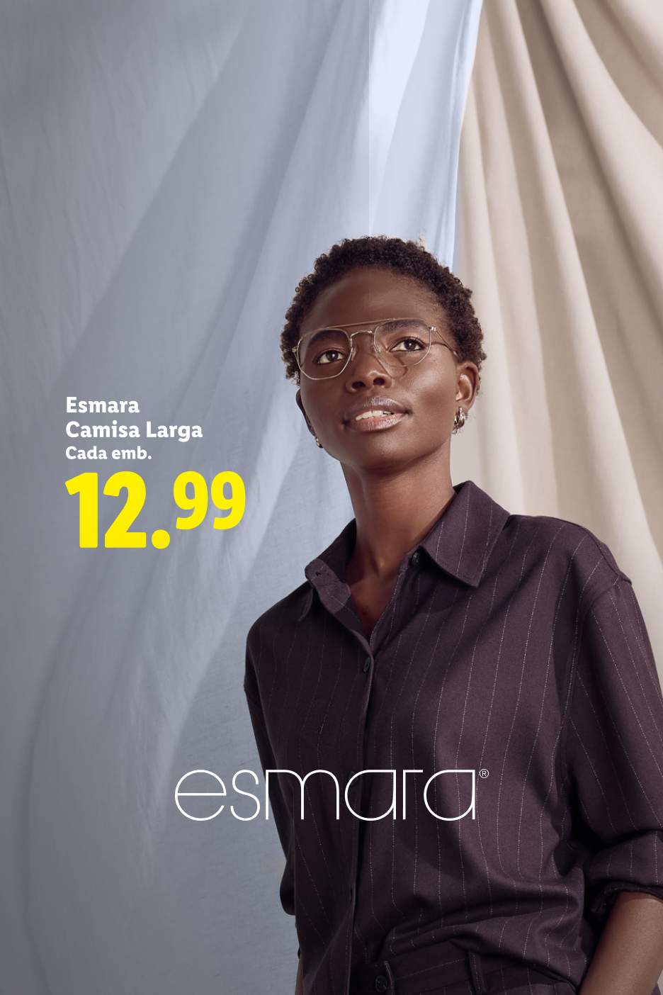 Mulher com camisa larga escura, óculos, preço 12.99€, fundo de tecido claro.