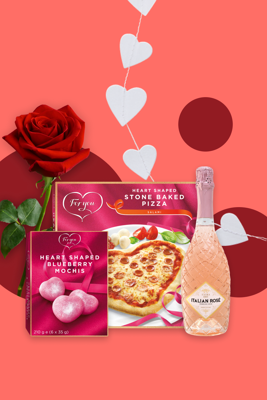 Pizza em forma de coração, mochis de mirtilo e vinho rosé espumante, com uma rosa vermelha e corações decorativos.