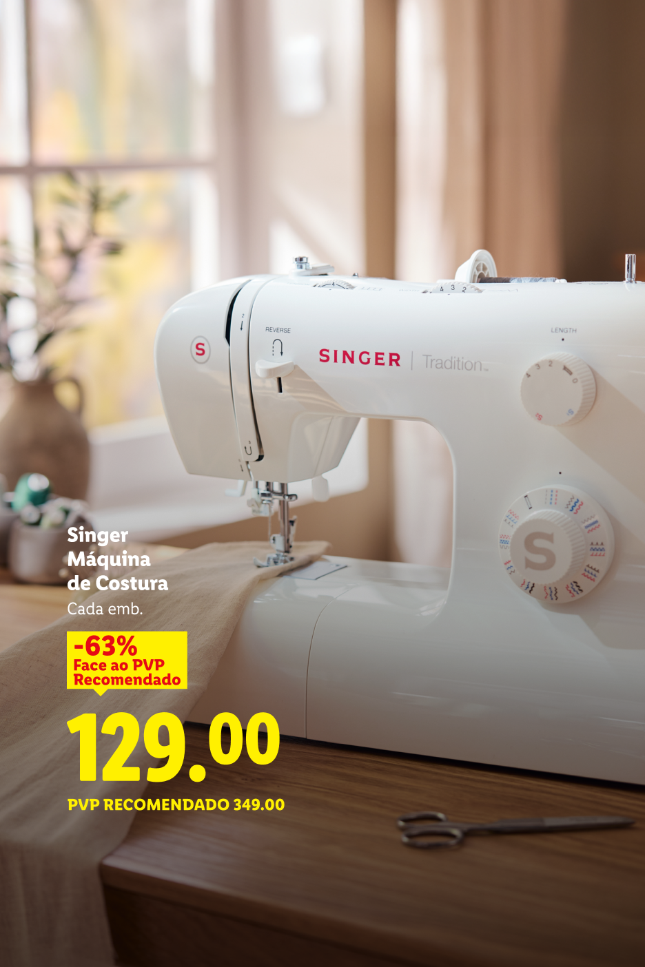 Máquina de costura branca com tecido, preço de 129,00€ e desconto de 63%.