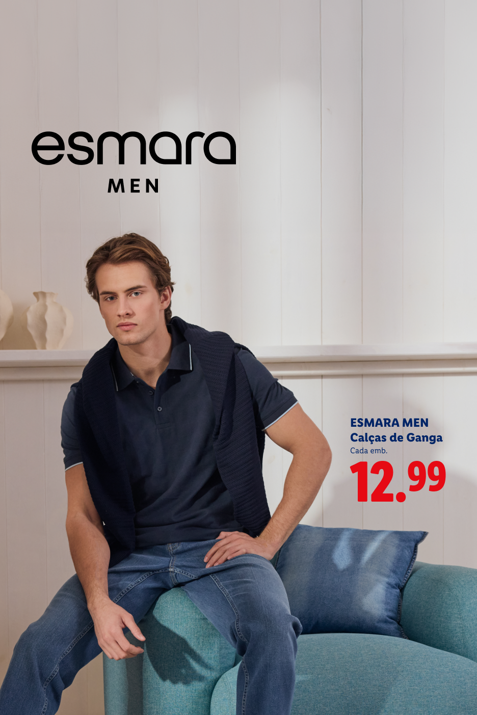 Homem sentado num sofá, a usar polo azul-escuro e calças de ganga, com preço de 12,99.