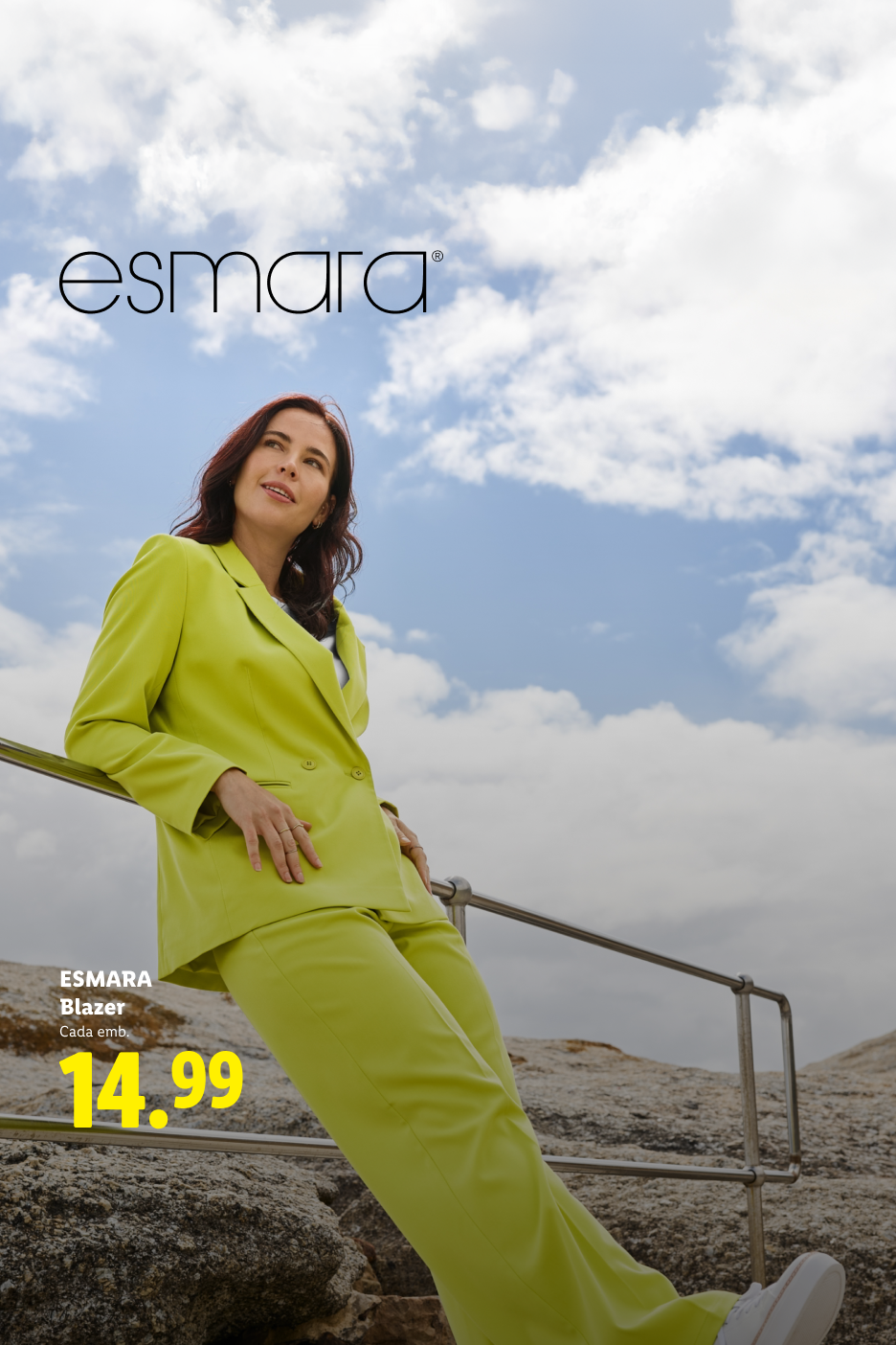 Mulher de blazer verde-lima e calças a posar ao ar livre, com o céu azul e nuvens ao fundo. Preço: 14,99.