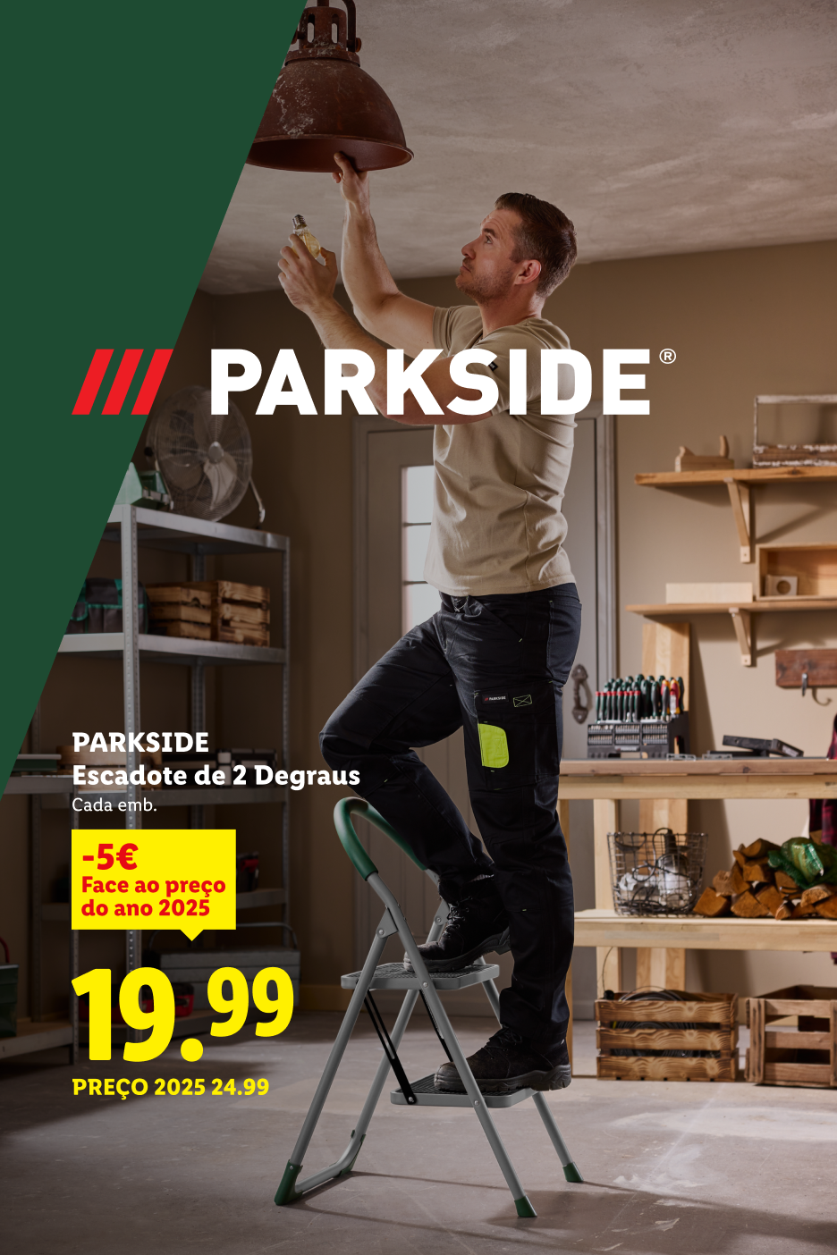 Um homem a trocar uma lâmpada, em cima de um escadote de 2 degraus, com um desconto de 5€.