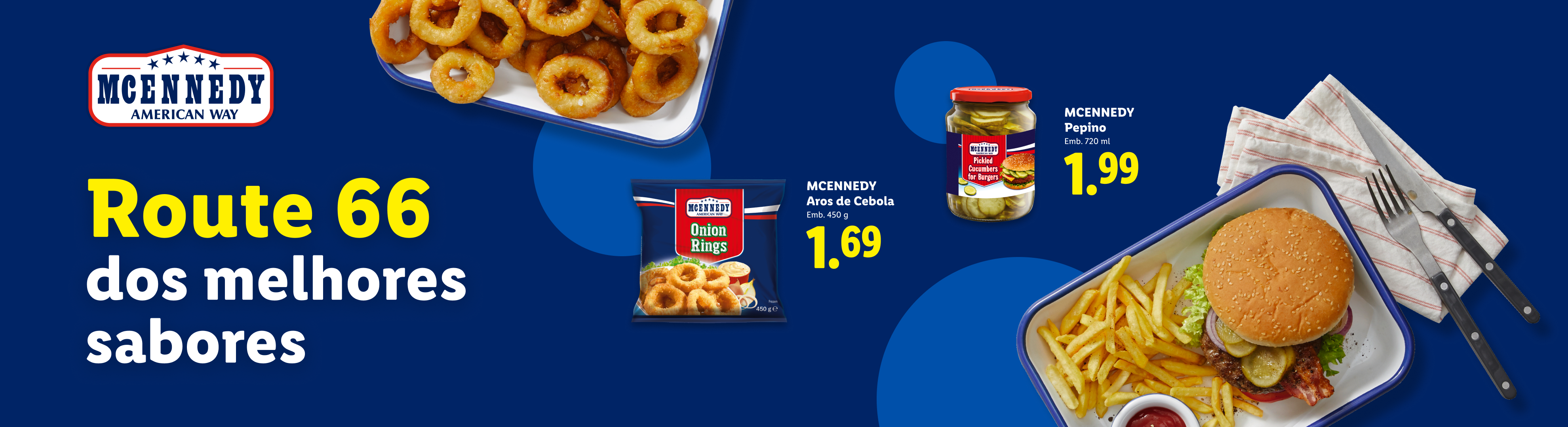 Anéis de cebola e pepinos em conserva, com hambúrguer e batatas fritas, sobre fundo azul.