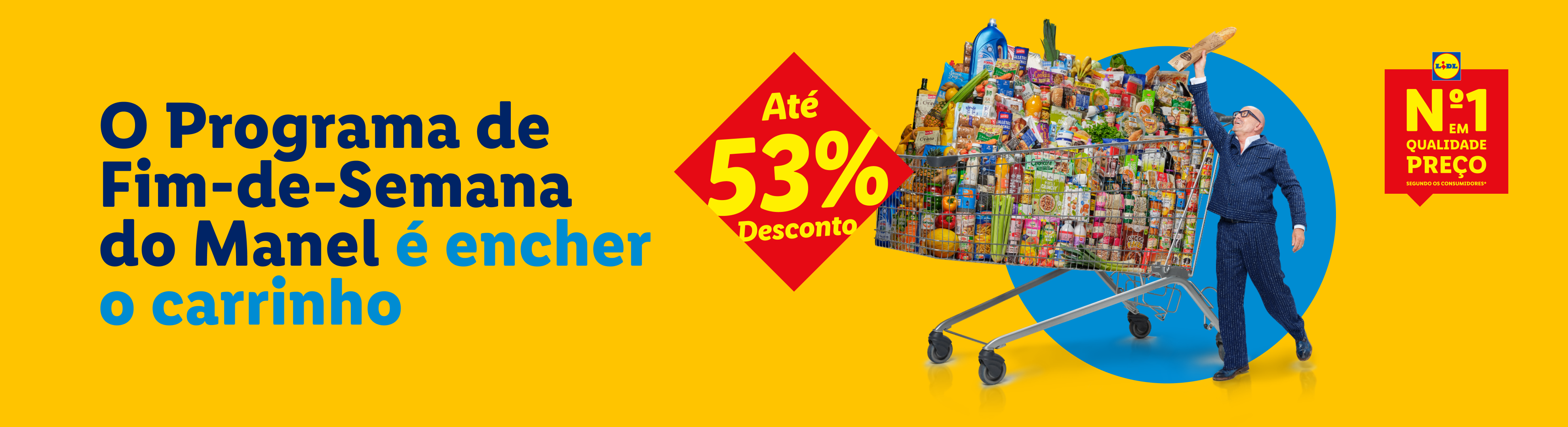 Homem feliz com um carrinho de compras cheio de produtos de supermercado, com um desconto de até 53%.