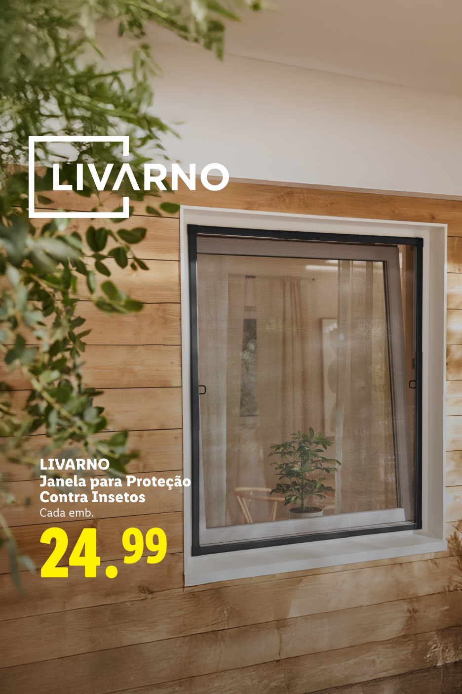 Janela com rede mosquiteira, com o preço de 24,99€, em fundo de parede de madeira.