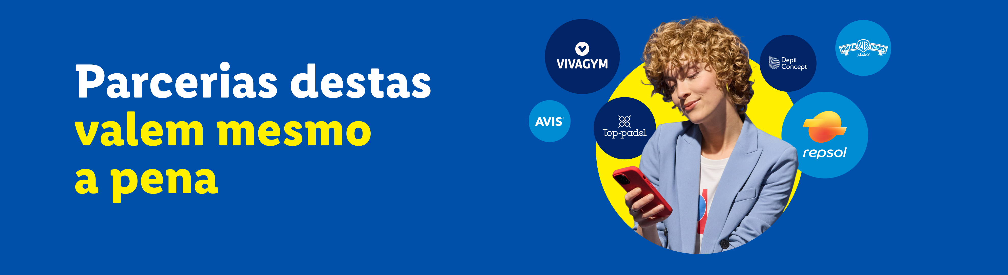 Parcerias que valem a pena, com uma mulher a segurar um telemóvel e vários logótipos de parceiros.