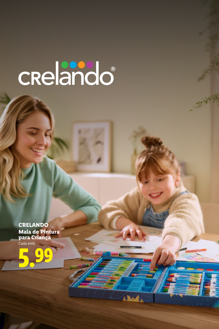 Mãe e filha a pintar com um estojo de pintura para crianças. Preço: 5,99.