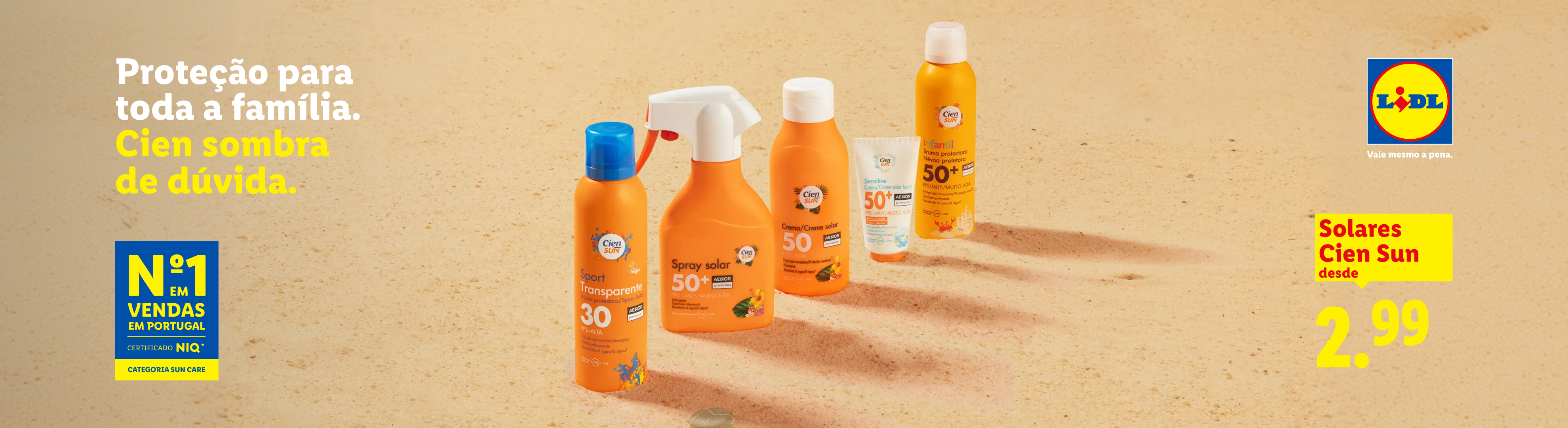 Protetores solares em spray e creme para toda a família, com fator 50+ e 30, em destaque na areia.
