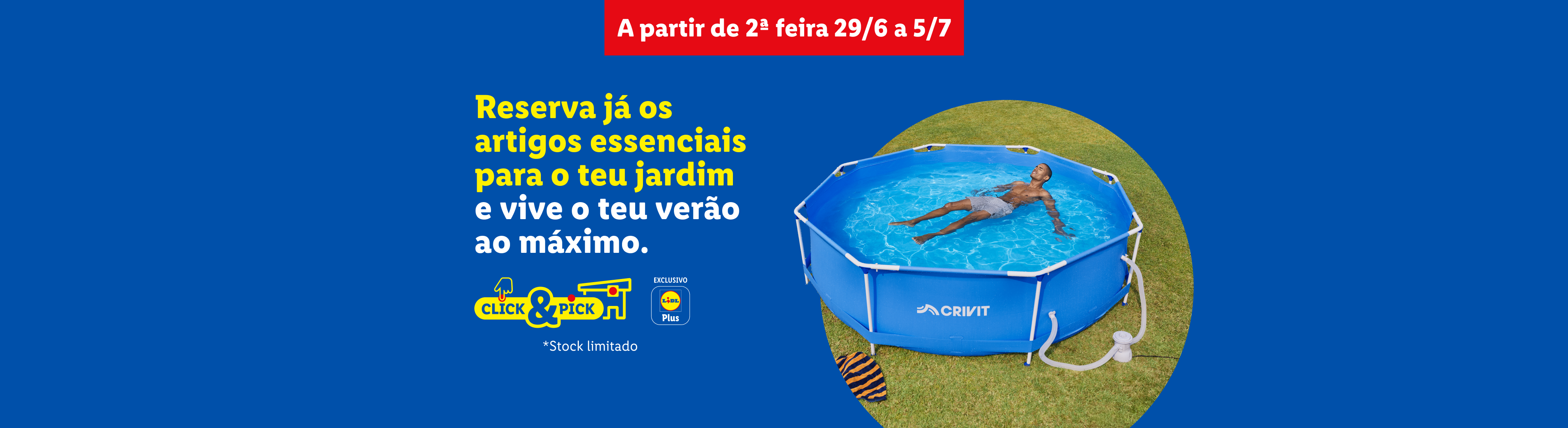 Homem a relaxar numa piscina de jardim, com texto sobre artigos essenciais para o verão.