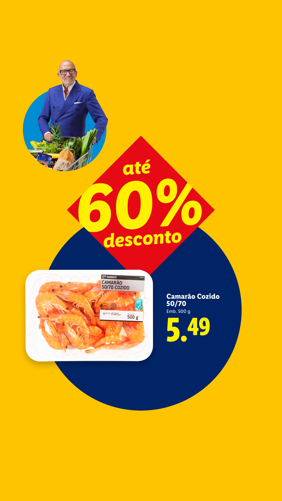 Homem com carrinho de compras e camarão cozido com desconto de até 60%.