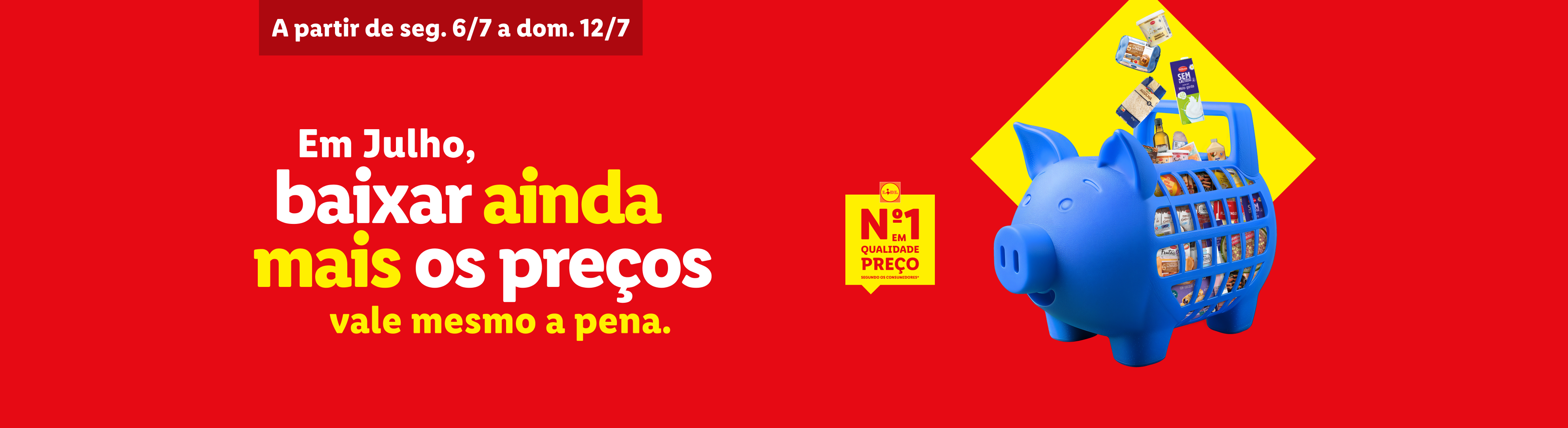 Em julho, baixar ainda mais os preços vale mesmo a pena. Produtos de mercearia a cair num carrinho de compras em forma de porquinho mealheiro.