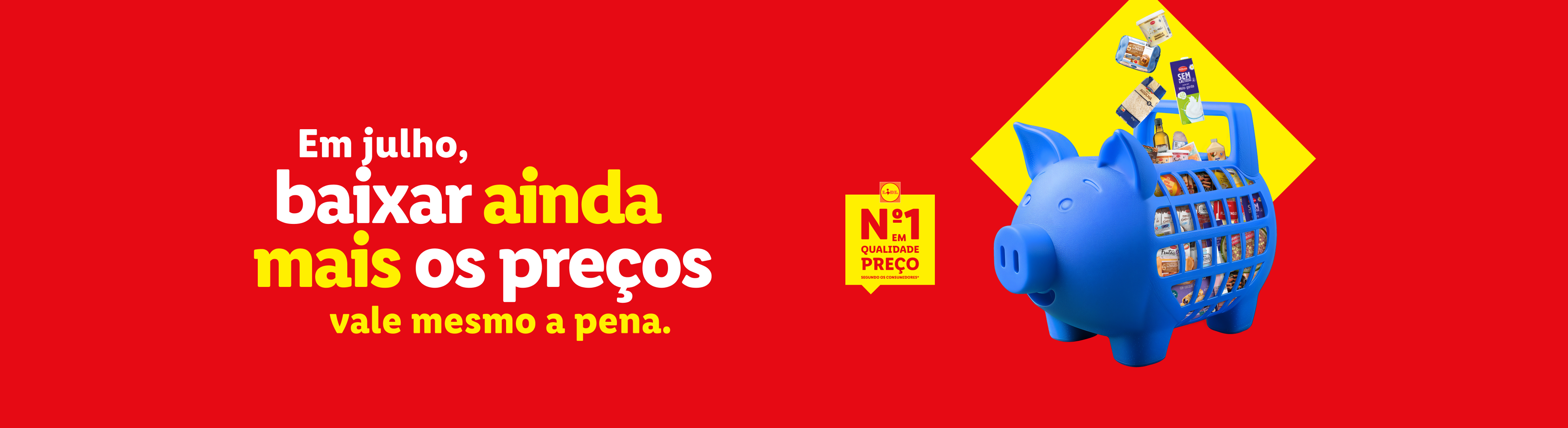Um porquinho mealheiro azul cheio de produtos de supermercado, com texto a dizer 'Em julho, baixar ainda mais os preços vale mesmo a pena' e 'Nº1 em qualidade preço'.