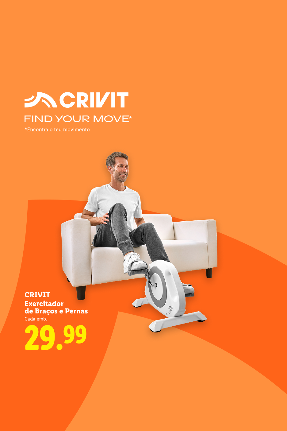 Um homem sorridente a usar um exercitador de braços e pernas enquanto está sentado num sofá, com o preço de 29,99€.