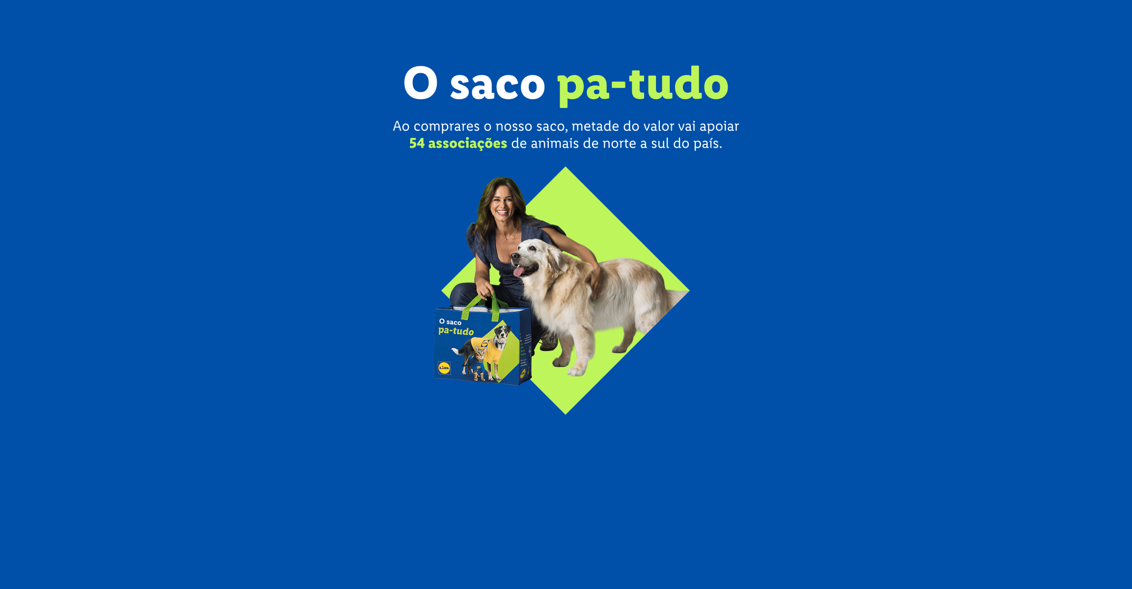 Mulher sorridente com um cão, segurando um saco reutilizável que apoia 54 associações de animais.