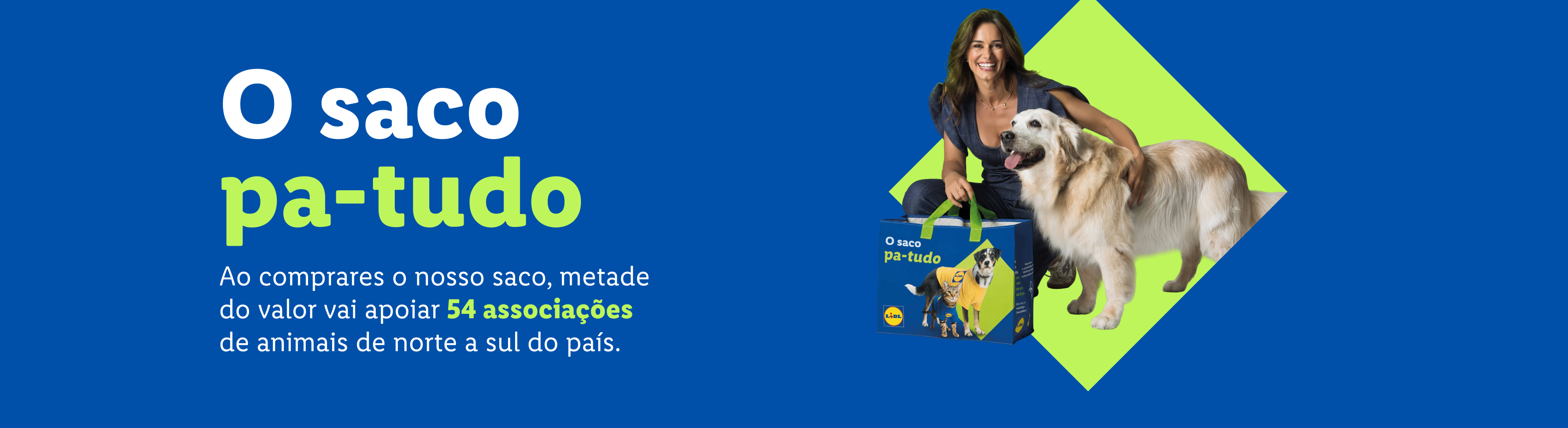 Mulher sorridente com um cão, segurando um saco reutilizável que apoia 54 associações de animais.