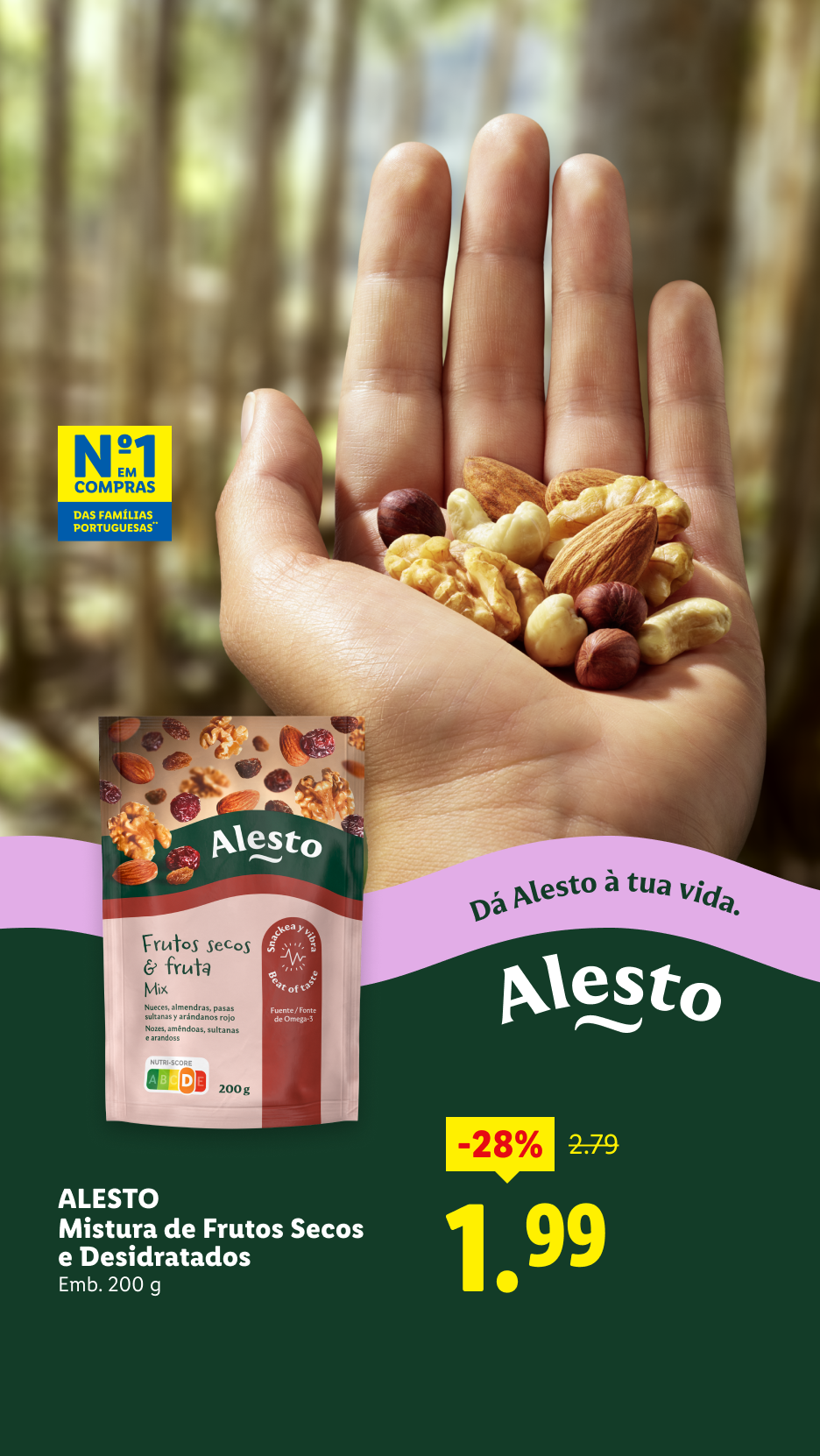 Mão a segurar frutos secos e desidratados, com embalagem de mistura de frutos secos e fruta.
