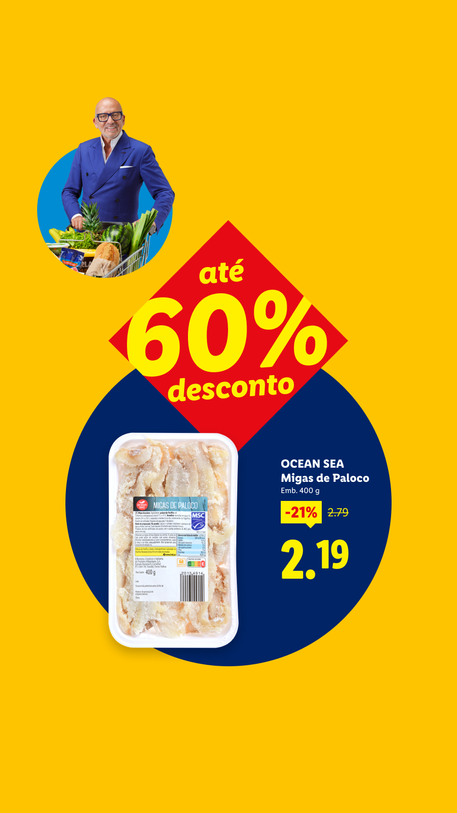 Homem com carrinho de compras e migas de paloco com até 60% de desconto.