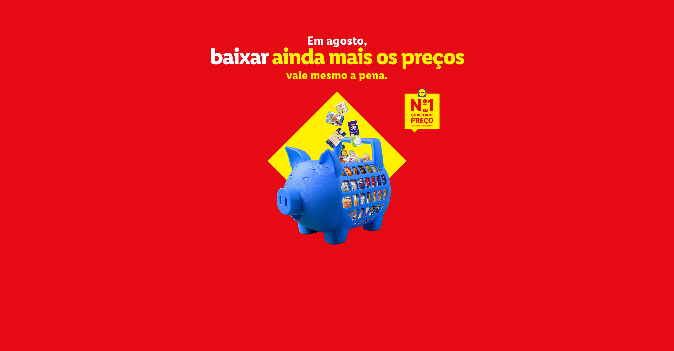 Em agosto, baixar ainda mais os preços vale mesmo a pena. Um porquinho mealheiro azul cheio de produtos de supermercado, com o selo 'Nº1 em Qualidade Preço' da Lidl.