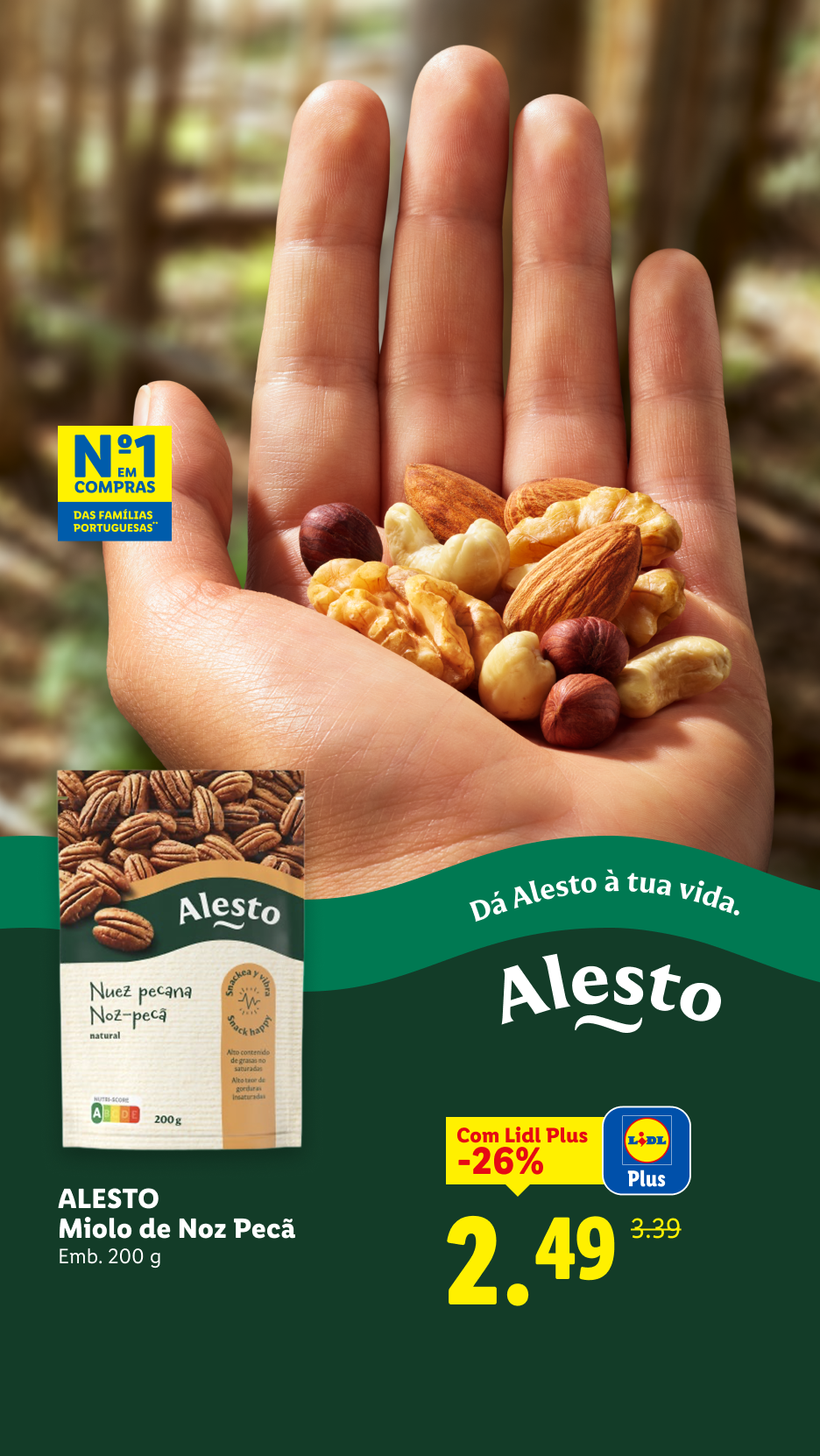 Mão a segurar um mix de frutos secos, com embalagem de nozes-pecã e preço promocional.