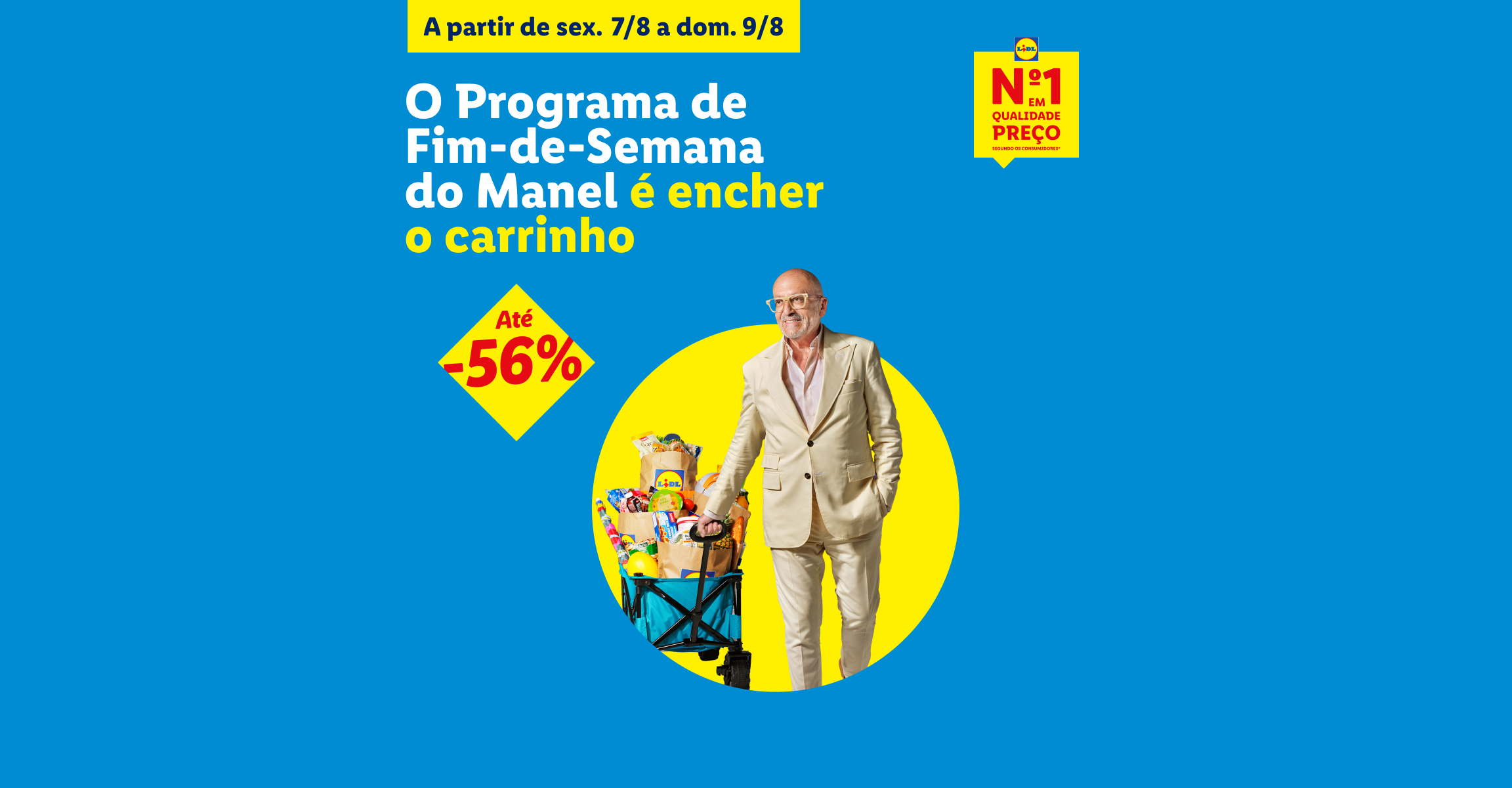 Homem sorridente com óculos, casaco e calças bege, a empurrar um carrinho de compras cheio de produtos, com um desconto de até -56%.