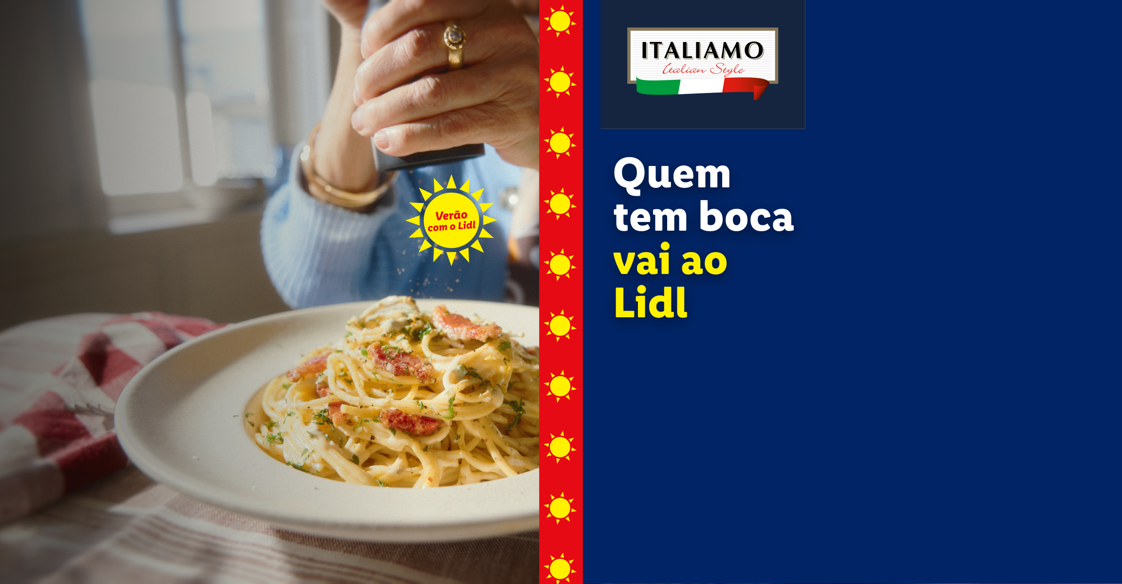 Mão a polvilhar massa com molho, gnocchi recheados e texto promocional.
