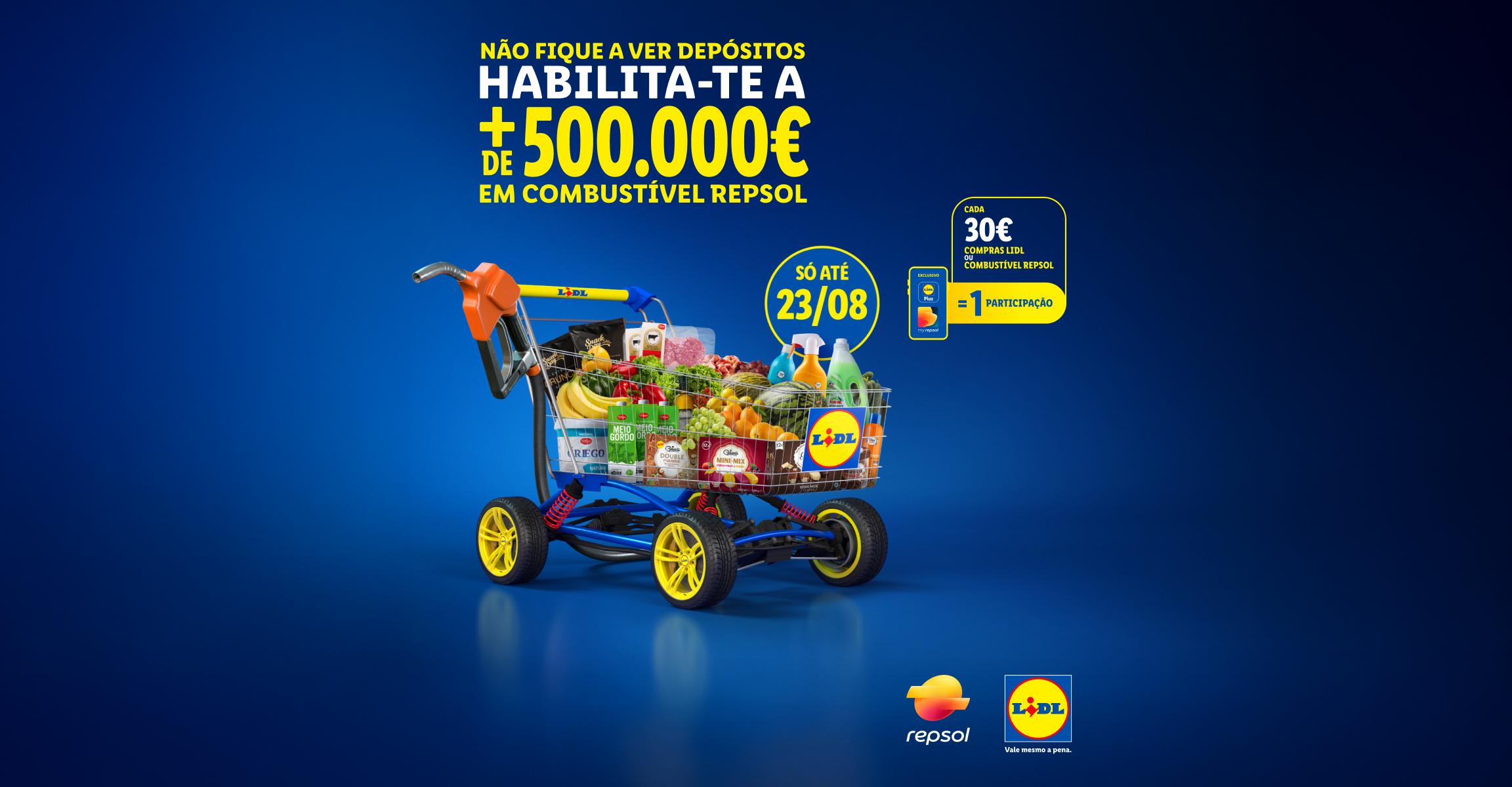 Carrinho de compras com produtos de supermercado e um bico de combustível, com a promoção de 500.000€ em combustível.
