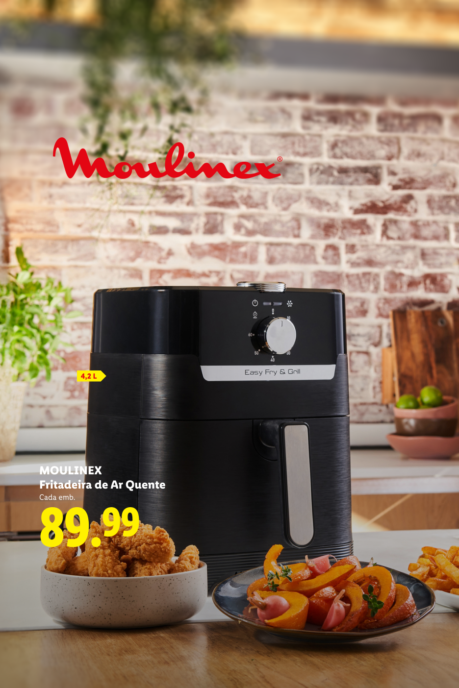 Fritadeira de ar quente preta de 4,2L com painel de controlo, acompanhada de frango frito e legumes assados, com o preço de 89,99€.
