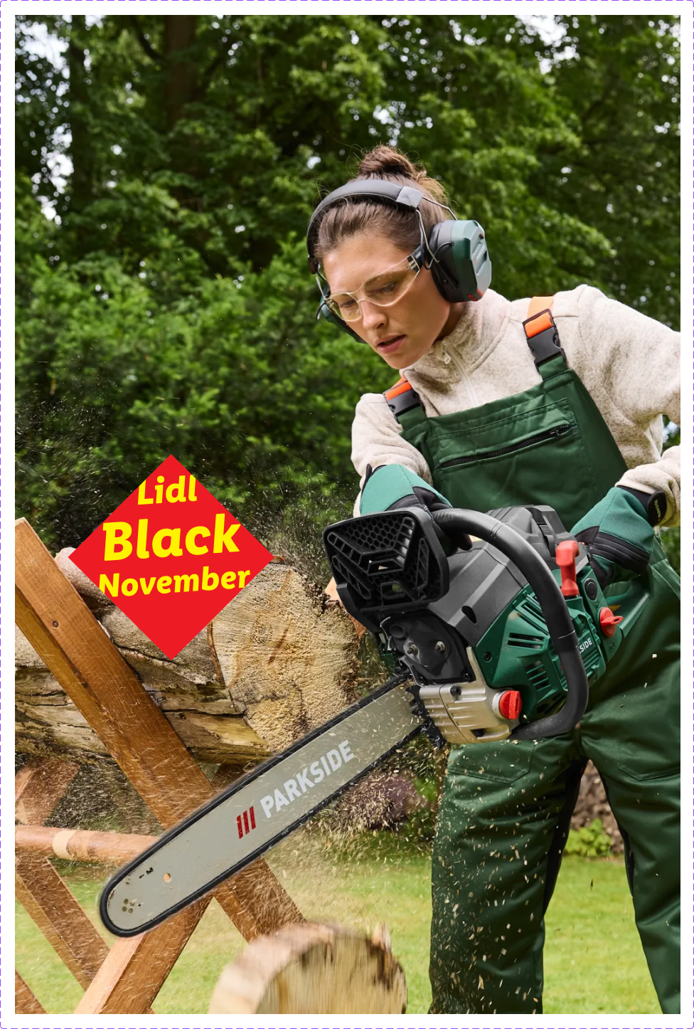 Uma mulher a utilizar uma motosserra Parkside para cortar um tronco de madeira, com um logótipo vermelho no canto esquerdo que diz 'Lidl Black November'.