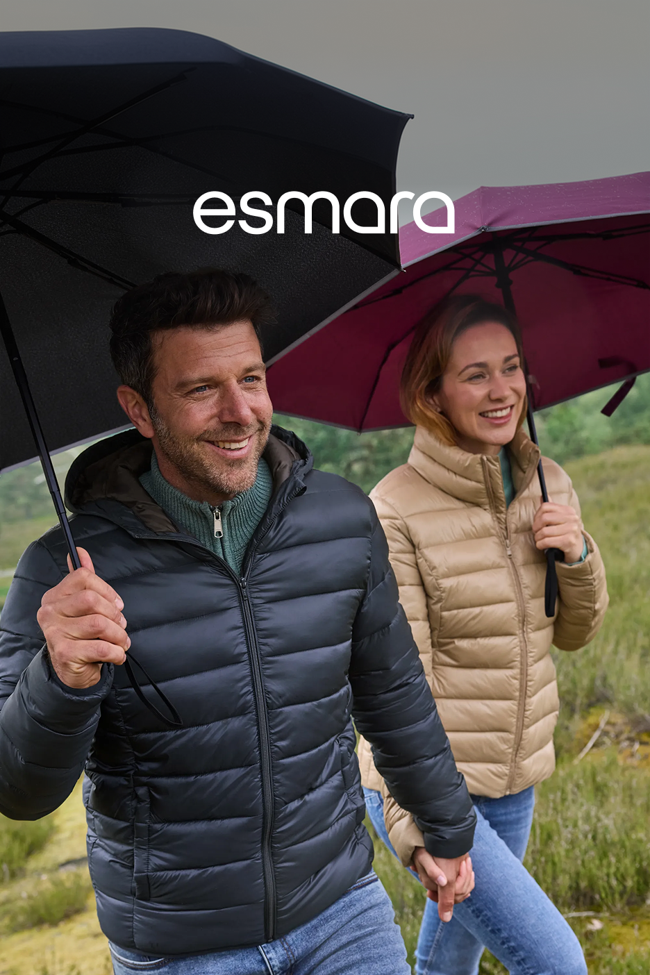 Esmara: Casal a caminhar sob a chuva com guarda-chuvas e casacos acolchoados.