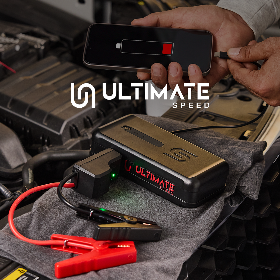 Carregador de bateria de automóvel com função de powerbank Ultimate Speed a carregar um telemóvel.