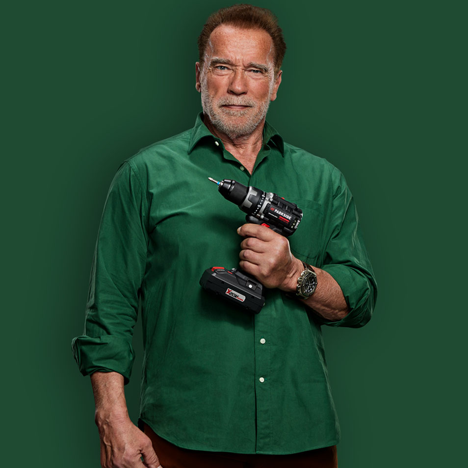 Arnold Schwarzenegger segurando uma furadeira Parkside.
