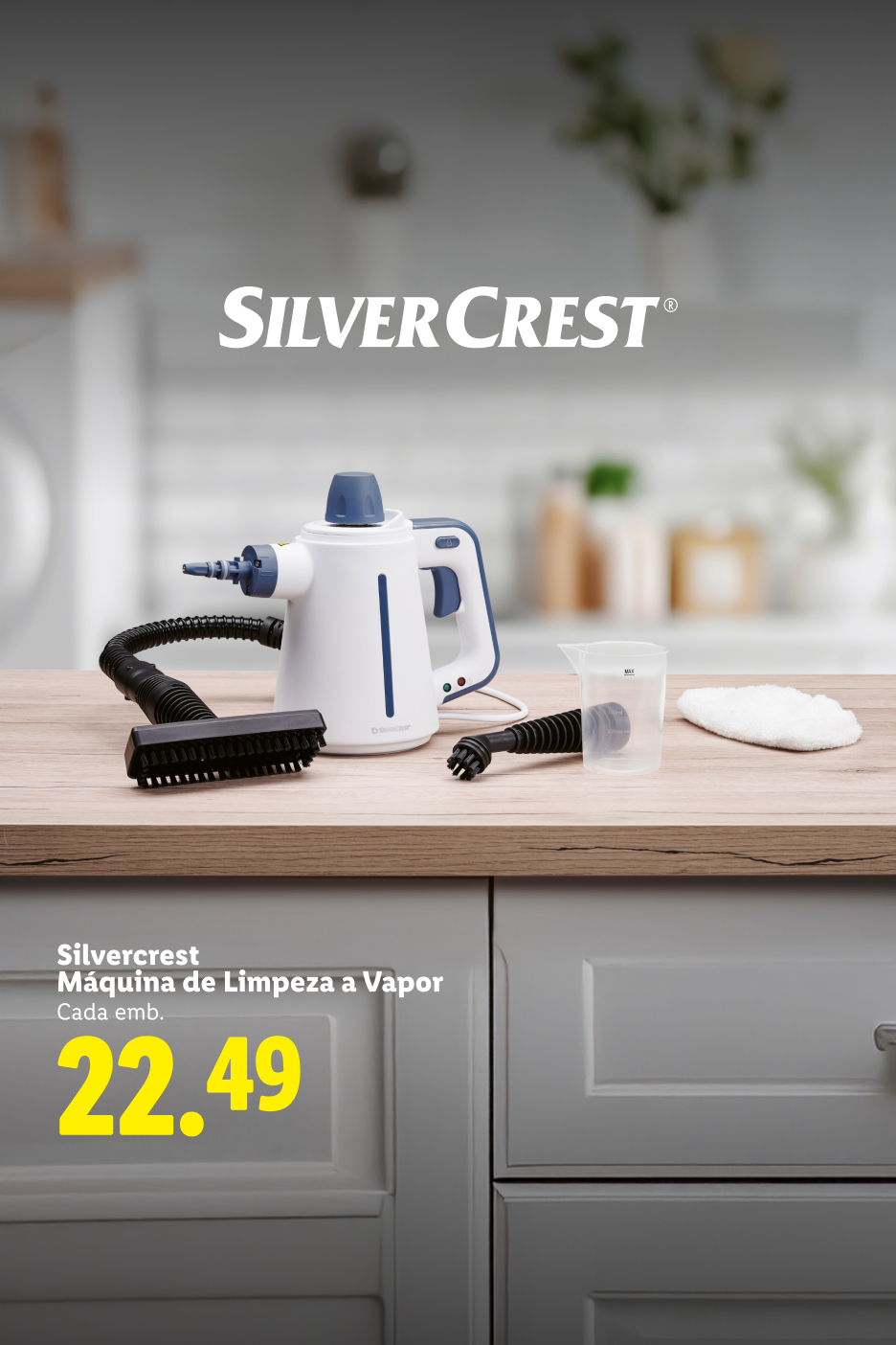 Máquina de limpeza a vapor com acessórios, em cima de um balcão de cozinha, custa 22,49.