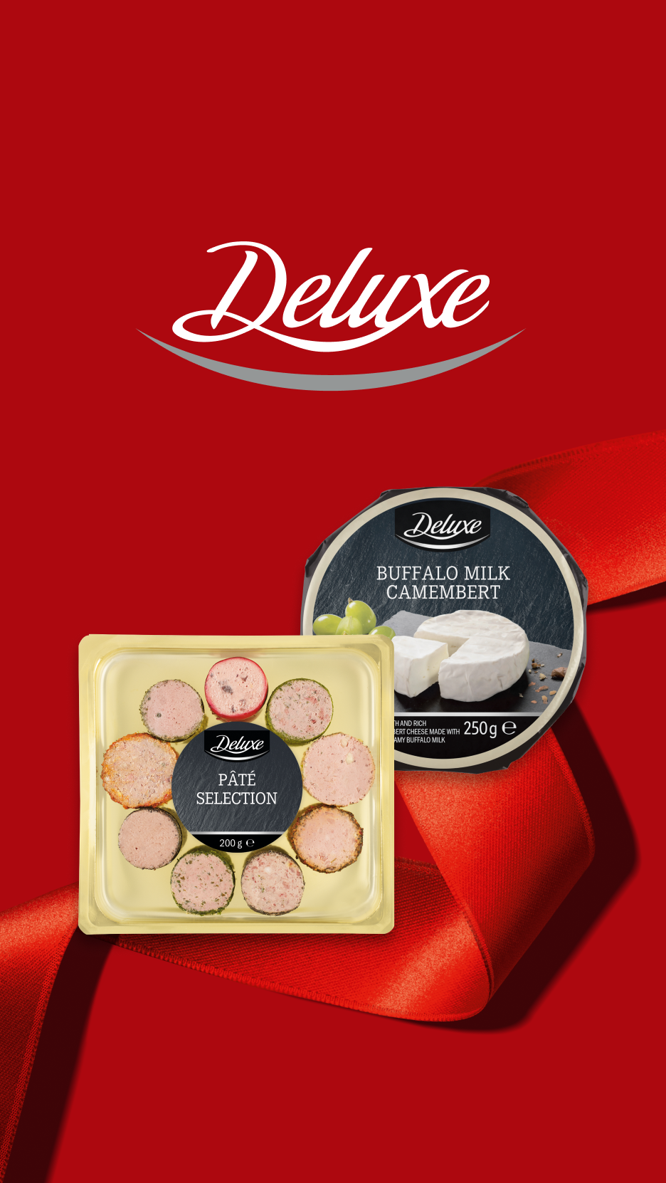 Deluxe Paté Selection e Queijo Camembert de Leite de Búfala, sobre um fundo vermelho com fita.