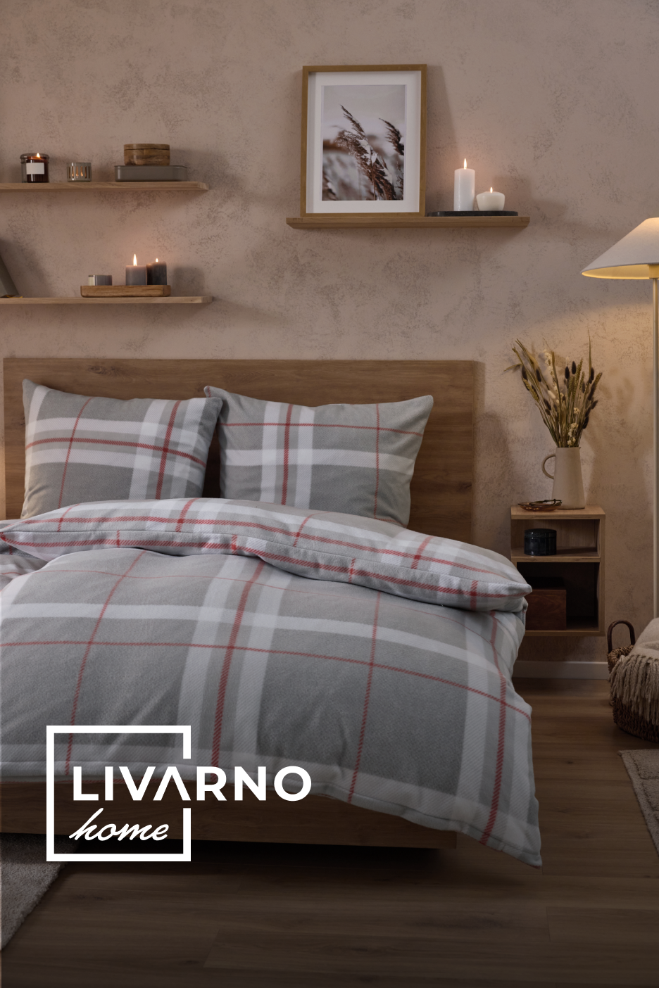 LIVARNO home: Cama com roupa de cama xadrez cinzenta e vermelha, prateleiras de madeira com velas e decoração.