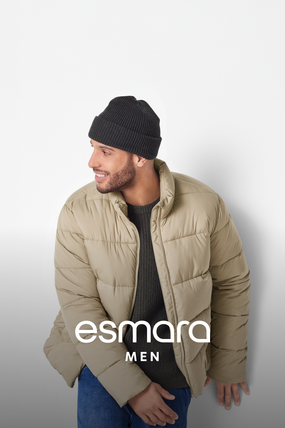 Homem com gorro preto, casaco bege e camisola escura, com o logótipo Esmara Men.