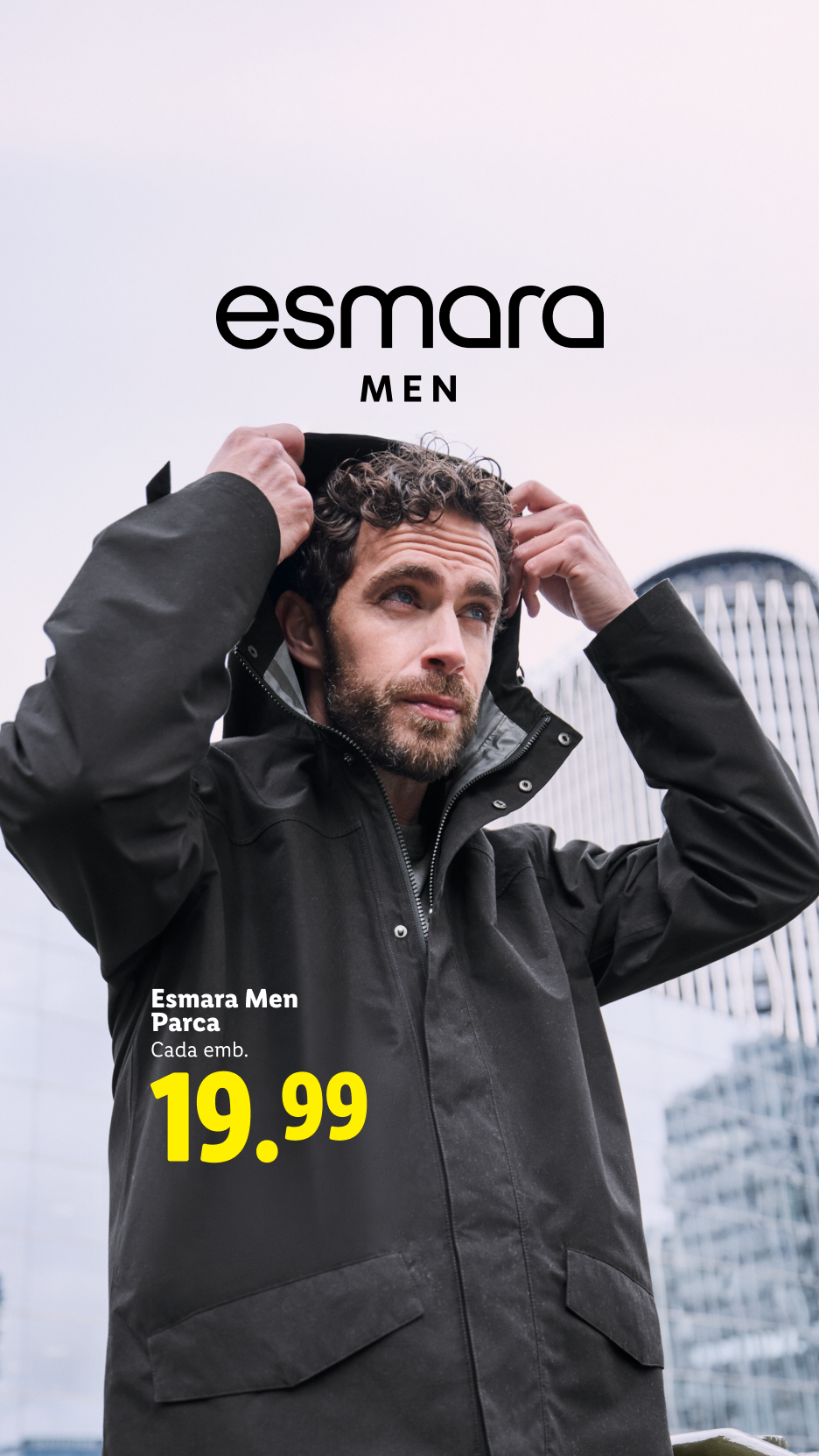 Homem a ajustar o capuz de um casaco parka escuro, com preço de 19,99.